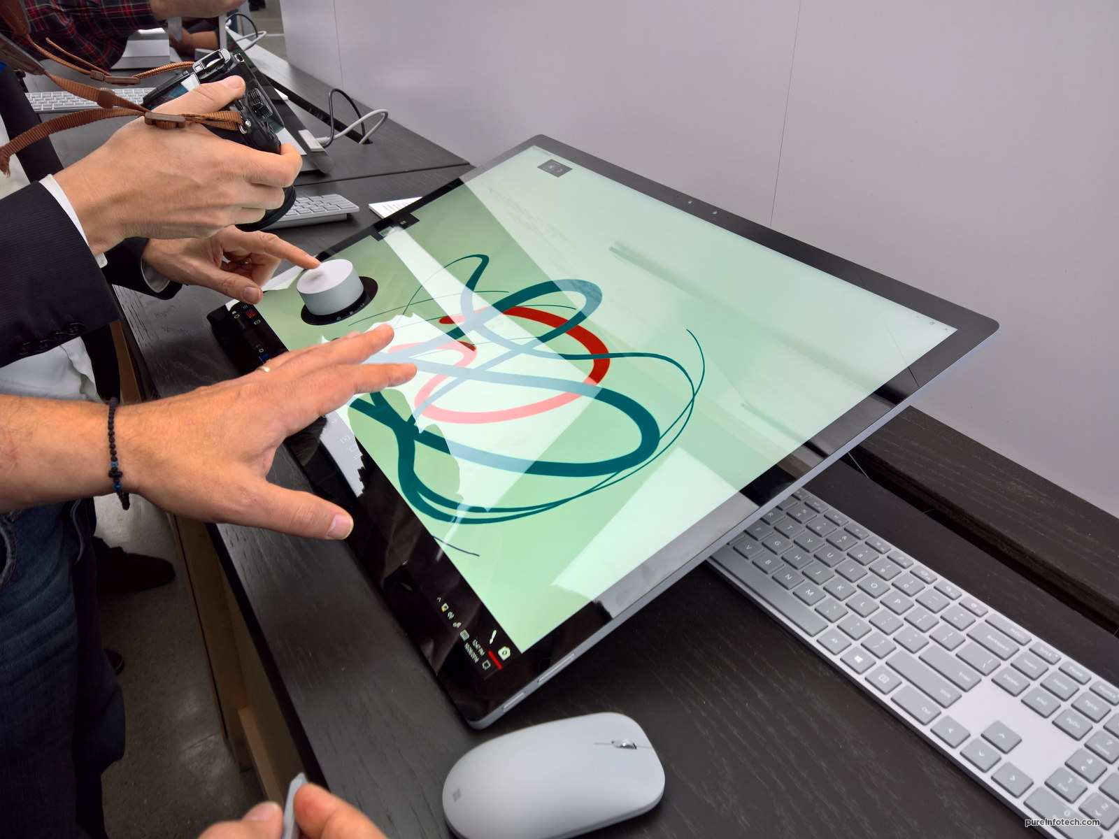 Surface Dial en la pantalla de Surface Studio